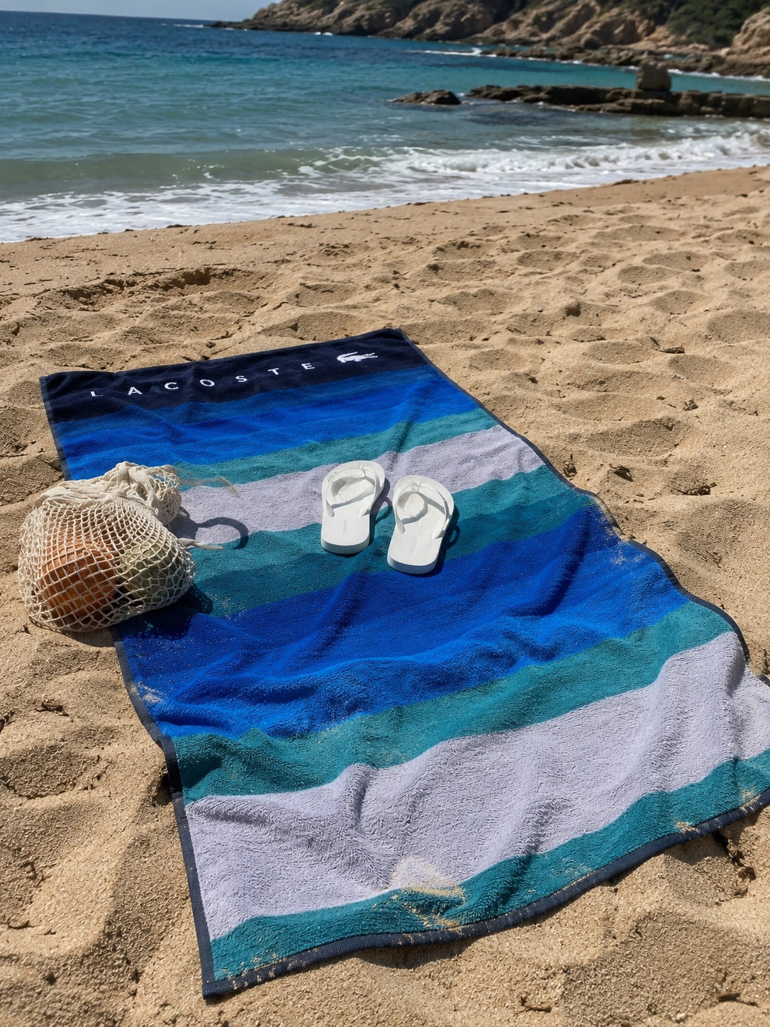 Serviette de plage Bleu Lagoon sur le sable